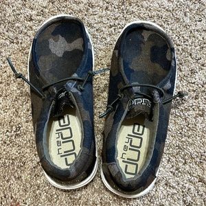 Hey Dude camo boys size 12